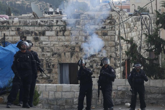 Soldados israelitas atacaram, no domingo e jÃ¡ esta segunda-feira, diversas escolas primÃ¡rias com gÃ¡s lacrimogÃ©neo 