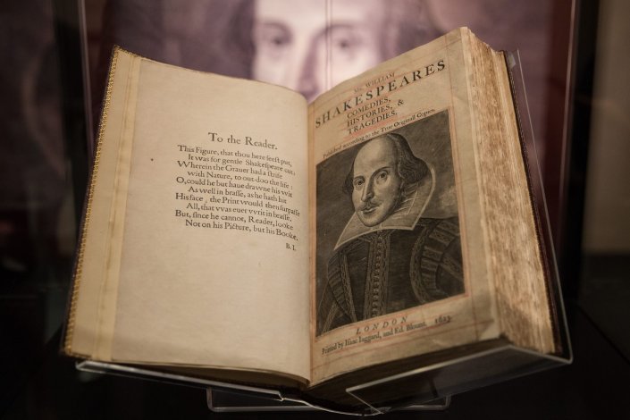 A primeira edição «in folio» das obras de William Shakespeare, impressa em 1623, continha 36 peças, das quais metade eram, até então, originais. Na foto, um exemplar exposto em 2016, quando passavam 400 anos da morte do dramaturgo e poeta inglês.