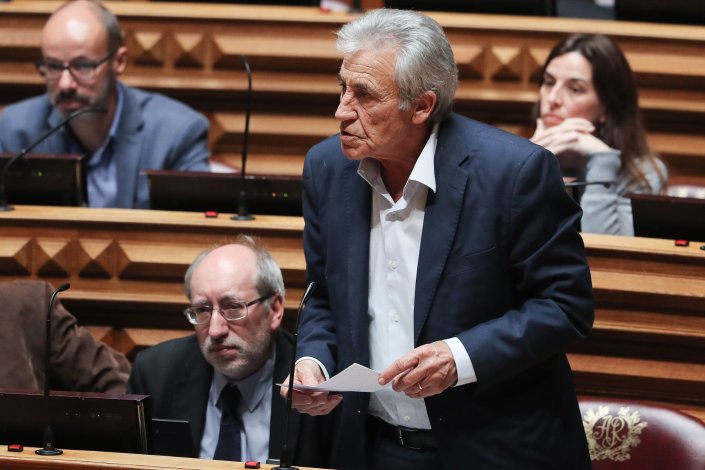 O secretário-geral do PCP, Jerónimo de Sousa, interpela o Governo durante o debate quinzenal na Assembleia da República, em Lisboa, 17 de Abril de 2019