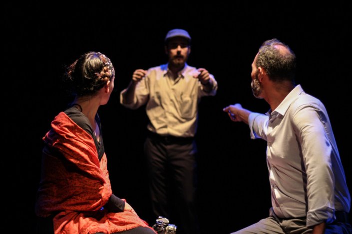 Imagem da peça «Vidas Clandestinas», da companhia Lendias d'Encantar