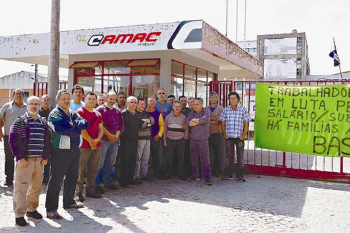 Trabalhadores da CAMAC, reunidos à porta da empresa, reivindicam o pagamento dos salários em atraso 
