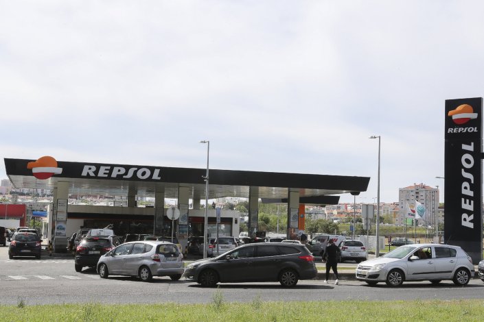 Um caminhão de combustível abastece uma Estação de Combustível em Lisboa, Portugal, em 18 de Abril de 2019. A greve dos motoristas de material perigoso terminou esta manhã.