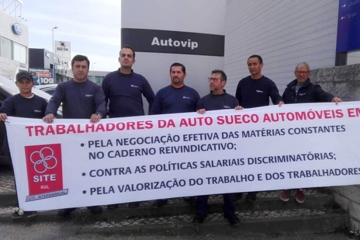 Trabalhadores em greve na Auto-Sueco II Automóveis, em Almada