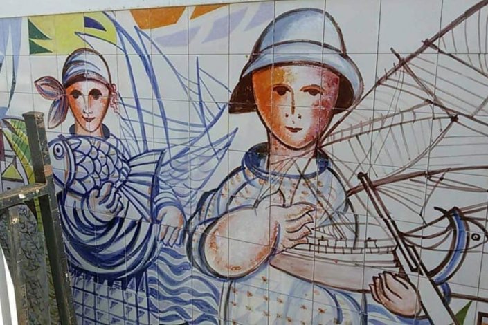 Painel de azulejos na rotunda das Cavaquinhas, Seixal, da autoria de Albino Moura.