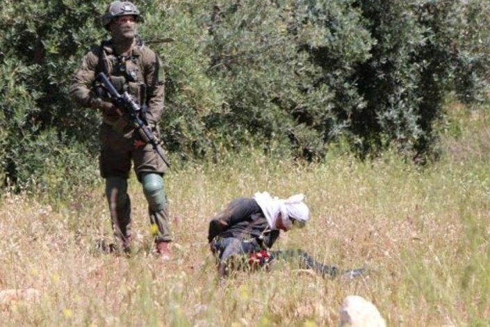 Apesar de vendado e algemado, o estudante palestiniano foi atingido com gravidade numa perna