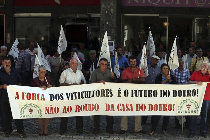 Vitivinicultores da Região Demarcada do Douro protestam contra a entrega da Casa do Douro à Federação Renovação do Douro, na Régua, 17 de Junho de 2015
JOSÉ COELHO/LUSA