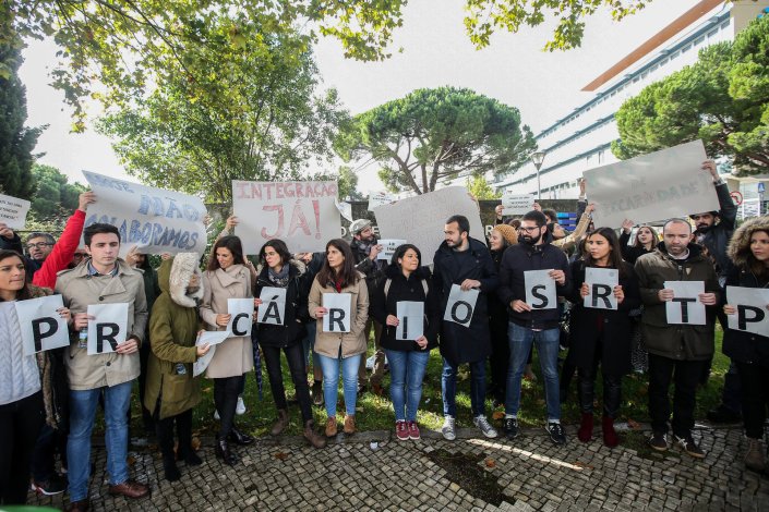 Trabalhadores da RTP em greve pela sua integração nos quadros da empresa, ao abrigo do PREVPAP, na sede da RTP, em Lisboa, 5 de Novembro de 2018.
NUNO FOX/LUSA