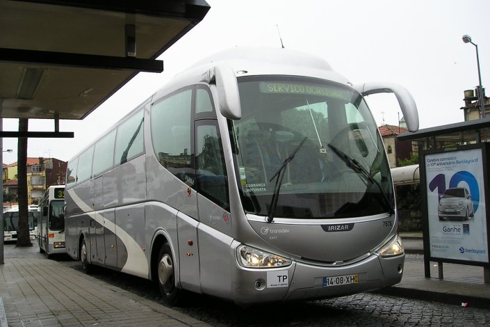 Autocarro da Transdev parado no Parque das Camélias, Porto