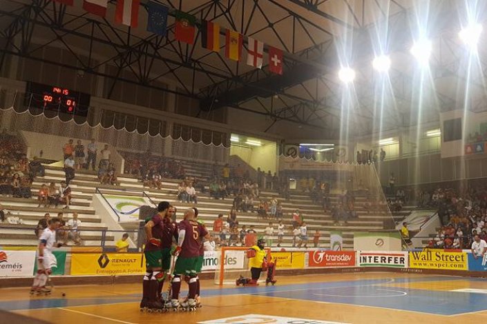 Jogadores portugueses comemoram o primeiro golo da partida