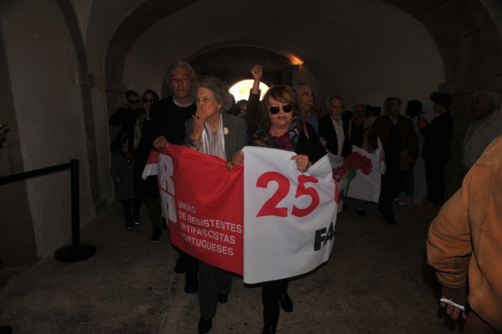 O desfile dos resistentes na entrada da fortaleza de Peniche, 27 de Abrilde 2019