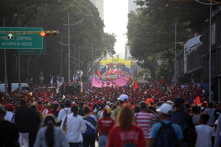 Milhares de pessoas mobilizaram-se este sábado em Caracas para festejar a saída da Venezuela da OEA e em defesa da soberania nacional