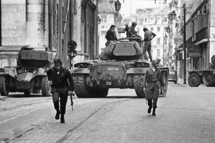 Salgueiro Maio na rua do Arsenal, a caminho do Terreiro do Paço. À sua rectaguarda as viaturas que detêm a progressão das forças fiéis ao Governo. São 10h do dia 25 de Abril, em Lisboa. 