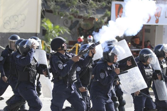 A Polícia hondurenha voltou a reprimir com grande violência as mobilizações contra as privatizações, convocadas por sindicatos de médicos e professores, com o apoio de estudantes