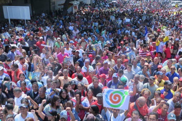 O povo chavista mobilizou-se junto ao Palácio de Miraflores, em Caracas, para defender a Constituição, o presidente Maduro, a democracia e a soberania 