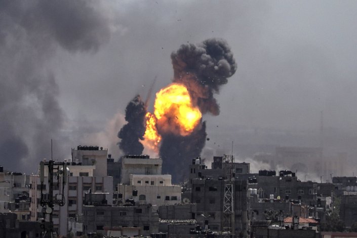 Fumo e chamas sobem após ataque aéreo israelita na cidade de Gaza, 4 de Maio de 2019