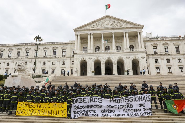 Bombeiros sapadores de Lisboa concentrados em protesto em frente à Assembleia da República, 6 de Maio de 2019