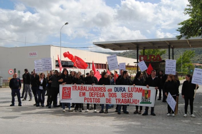 Trabalhadores concentrados à porta da DURA, na Guarda, 15 de Abril de 2019