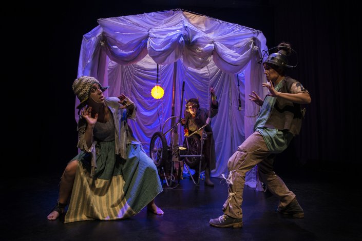 Cena de «Escória (2017), pelo grupo BAAL17 (Serpa), uma das peças que integra a 24.ª edição do Sementes-Mostra Internacional de Artes para o Pequeno Público.