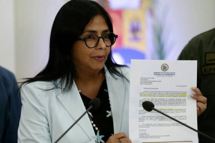 Delcy Rodríguez mostra a carta enviada ao Comando Sul dos Estados Unidos pelo dirigente da oposição Carlos Vecchio, «mais uma prova dos crimes de lesa-pátria» da oposição golpista