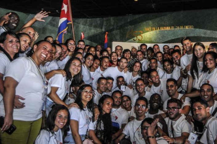 Delegação cubana ao XVIII Congresso Latino-americano de Estudantes, na cerimónia dde recepção da bandeira nacional, em Havana