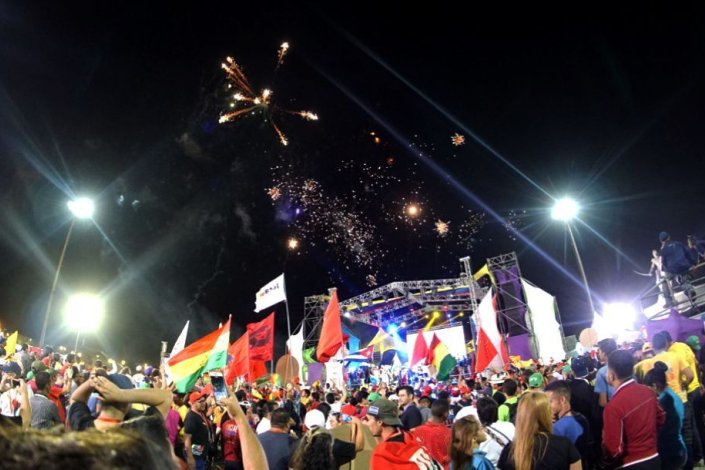 Jovens do continente americano na festa que abriu o XVIII Congresso Latino-americano e Caribenho de Estudantes, em Caracas