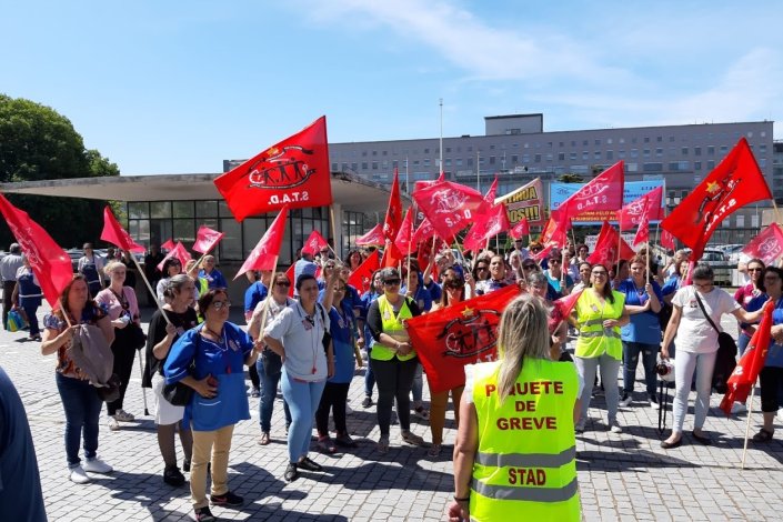Concentração em frente ao Hospital São João, no Porto
