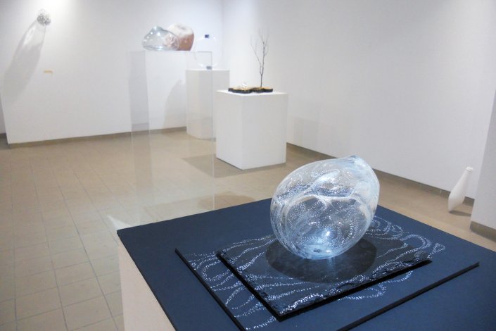 Vista geral da exposição «Nascido de chama», organizada pela VICARTE-Unidade de Investigação em Vidro e Cerâmica para as Artes, da Faculdade de Ciências e Tecnologia da Universidade Nova de Lisboa (na Caparica). A exposição está patente na Galeria da Imargem, em Almada, até 4 de Junho de 2019. 