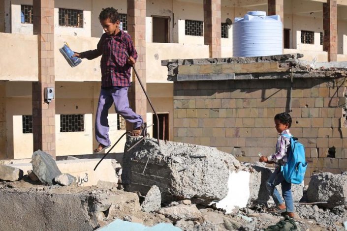 Crianças numa escola destruída em Ta'izz (foto de arquivo)
