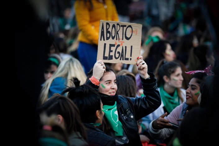 Manifestantes protestam para exigir a legalização do aborto, em Buenos Aires, Argentina, em 28 de Maio de 2019. Pela oitava vez, a Campanha Nacional pelo Direito ao Aborto Legal, Seguro e Livre, apresentará um projeto de Interrupção Voluntária da Gravidez (IVG) no Congresso depois de ter sido rejeitada no Senado em 2018.