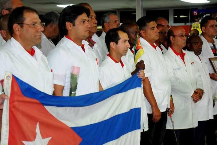 Médicos cubanos à chegada de Moçambique, este domingo