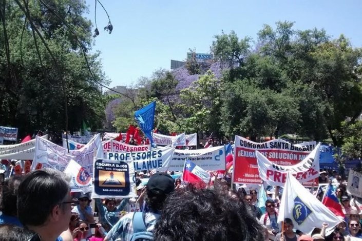 Milhares de professores chilenos mobilizaram-se, por todo o país, no primeiro dia de greve em defesa da Educação pública