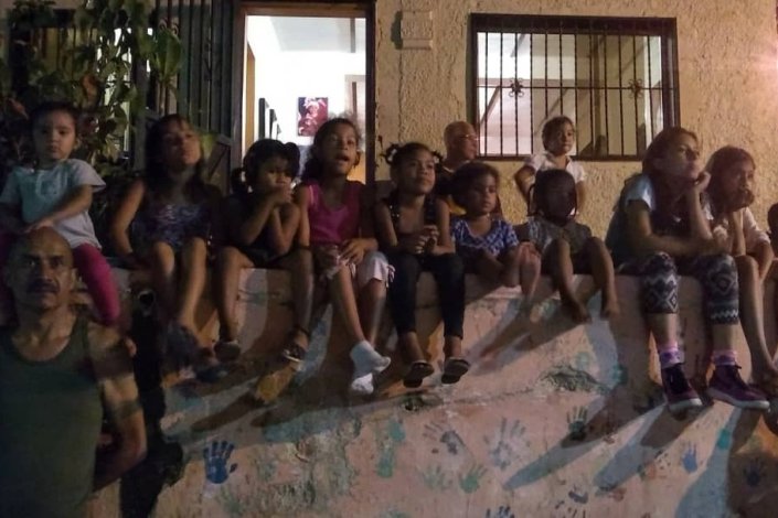 Habitantes do bairro assistem à projecção de um documentário sobre a Comuna Socialista Altos de Lídice