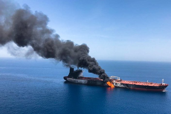 O petroleiro norueguês Front Altair em chamas no Golfo de Omã, 13 de Junho de 2019.