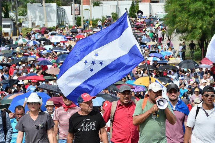 Milhares de professores e médicos, apoiados por estudantes e outros trabalhadores, voltaram a manifestar-se este domingo nas Honduras
