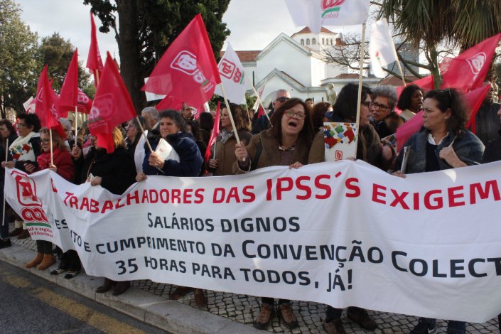 Trabalhadores das IPSS concentradas junto ao Ministério do Trabalho e da Segurança Social, em Lisboa, após o seu encontro nacional. 26 de Janeiro de 2018