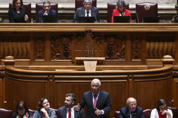 O debate quinzenal foi marcado pela apresentação do Orçamento do Estado para 2017, que tem lugar esta tarde