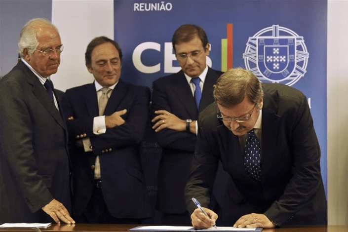 Carlos Silva, secretário-geral da UGT, a assinar o acordo feito com o Governo e o patronato para o aumento do SMN de 2015 para apenas 505 euros