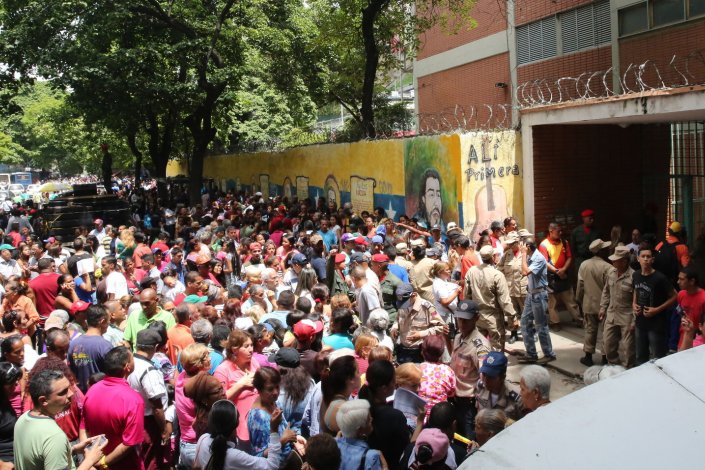 Participantes no Ensaio Eleitoral para a Assembleia Constituinte, este domingo, em El Valle, Caracas