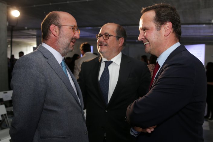 O ministro do Ambiente, João Pedro Matos Fernandes, o presidente da Câmara de Lisboa, Fernando Medina, e o presidente da Águas do Tejo Atlântico, António Frazão, durante a cerimónia de concessão para a exploração e gestão do Sistema Multimunicipal de Saneamento de Águas Residuais da Grande Lisboa e Oeste, 28 de Abril de 2017