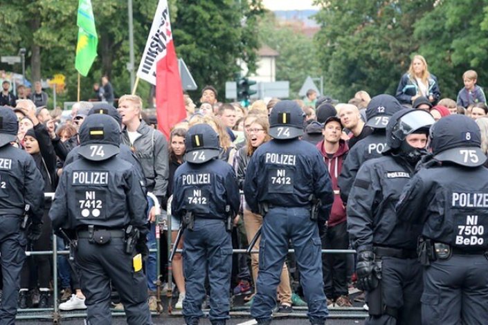 Manifestantes antifascistas confrontaram mobilização de extrema-direita contra os refugiados em Göttingen