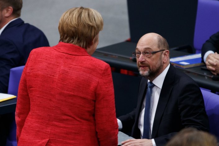 Angela Merkel e Martin Schulz conversam durante a sessão do parlamento alemão (Bundestag), Berlim, Alemanha, 21 de Novembro de 2017