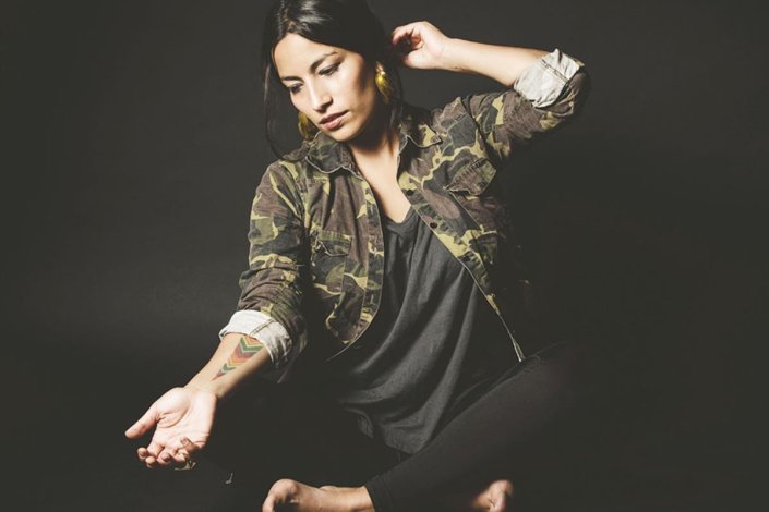 Ana Tijoux: hip hop feminista e revolucionário, sobre fundo musical que pesca nas sonoridades populares do Chile