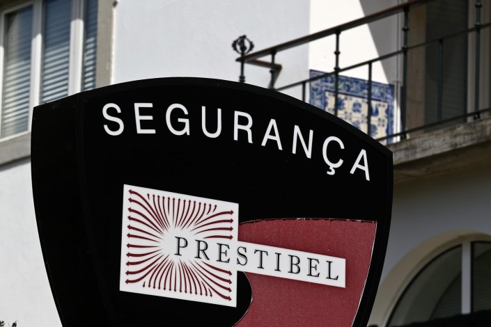 A Prestibel deslocalizou os trabalhadores da Biblioteca da Câmara Municipal da Amadora e deve salários desde Dezembro