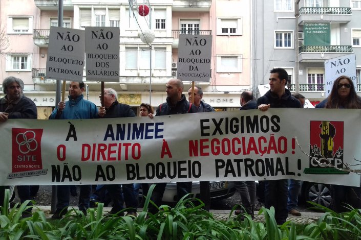 Concentração dos trabalhadores do sector eléctrico e electrónico junto à sede da associação patronal