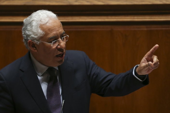 António Costa defendeu os resultados da política económica do Governo e a baixa no défice, conseguido à custa do sacrifício do investimento público