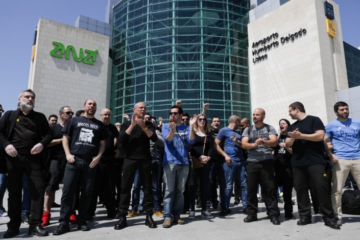 Assistentes do aeroporto de Lisboa concentrados em plenário