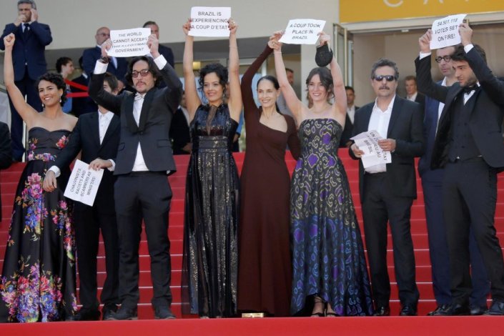 Actores e realizador de 'Aquarius' protestam contra a destituição de Dilma Rousseff, no festival de Cannes