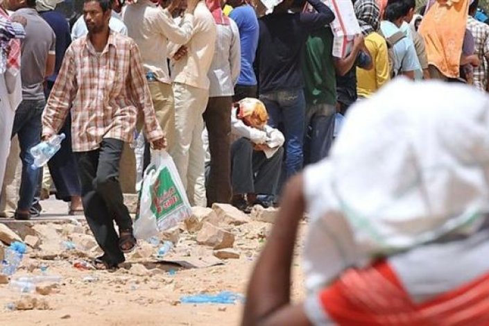 Trabalhadores estrangeiros junto a um centro de imigração na Arábia Saudita