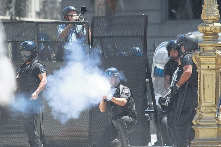 Mais de mil efectivos usaram jactos de água, gás pimenta, gás lacrimogéneo, balas de borracha para silenciar os protestos contra as políticas anti-populares de Macri