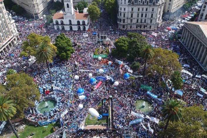 Centenas de milhares de docentes argentinos manifestaram-se ontem em Buenos Aires. Na imagem, a Praça de Maio